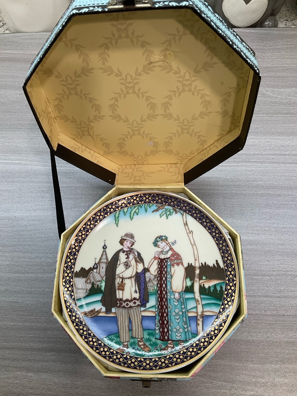VILLEROY & BOCH HEINRICH THE SNOW MAIDEN COLLECTOR PLATE
